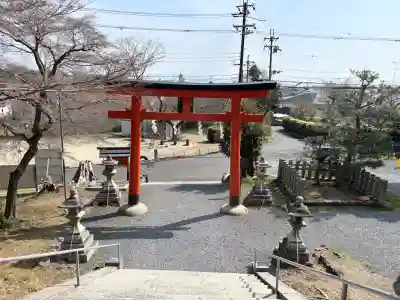 月読神社（松尾大社摂社）の{uncategorized: "未分類", other: "その他", undefined: "問題あり", building: "その他建物", grave: "お墓", sacred_gate: "鳥居", guardian: "狛犬", statue: "像", buddha: "仏像", history: "歴史", nature: "自然", garden: "庭園", animal: "動物", pagoda: "塔", temizu: "手水舎", mountain_gate: "山門・神門", sanctuary: "本殿・本堂", subordinate: "末社・摂社", art: "芸術", scenery: "景色", jizo: "地蔵", ema: "絵馬", goshuin: "御朱印", omikuji: "おみくじ", items: "授与品その他", amulet: "お守り", goshuincho: "御朱印帳", eats: "食事", festival: "お祭り", votive_dance: "神楽", shichigosan: "七五三参", wedding: "結婚式", experience: "体験その他", initially: "初詣", around: "周辺", anti_infection: "感染症対策"}