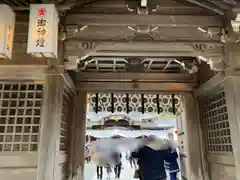 彌彦神社の山門