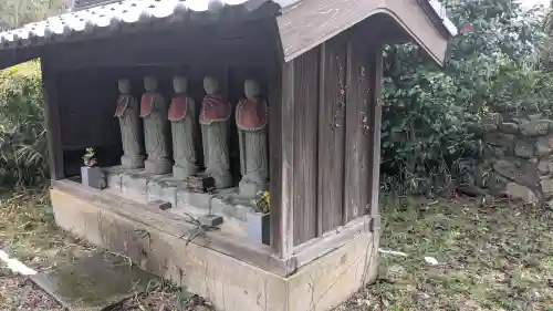 禅源寺の{uncategorized: "未分類", other: "その他", undefined: "問題あり", building: "その他建物", grave: "お墓", sacred_gate: "鳥居", guardian: "狛犬", statue: "像", buddha: "仏像", history: "歴史", nature: "自然", garden: "庭園", animal: "動物", pagoda: "塔", temizu: "手水舎", mountain_gate: "山門・神門", sanctuary: "本殿・本堂", subordinate: "末社・摂社", art: "芸術", scenery: "景色", jizo: "地蔵", ema: "絵馬", goshuin: "御朱印", omikuji: "おみくじ", items: "授与品その他", amulet: "お守り", goshuincho: "御朱印帳", eats: "食事", festival: "お祭り", votive_dance: "神楽", shichigosan: "七五三参", wedding: "結婚式", experience: "体験その他", initially: "初詣", around: "周辺", anti_infection: "感染症対策"}