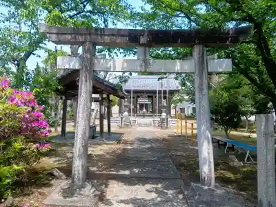諏訪神社の{uncategorized: "未分類", other: "その他", undefined: "問題あり", building: "その他建物", grave: "お墓", sacred_gate: "鳥居", guardian: "狛犬", statue: "像", buddha: "仏像", history: "歴史", nature: "自然", garden: "庭園", animal: "動物", pagoda: "塔", temizu: "手水舎", mountain_gate: "山門・神門", sanctuary: "本殿・本堂", subordinate: "末社・摂社", art: "芸術", scenery: "景色", jizo: "地蔵", ema: "絵馬", goshuin: "御朱印", omikuji: "おみくじ", items: "授与品その他", amulet: "お守り", goshuincho: "御朱印帳", eats: "食事", festival: "お祭り", votive_dance: "神楽", shichigosan: "七五三参", wedding: "結婚式", experience: "体験その他", initially: "初詣", around: "周辺", anti_infection: "感染症対策"}