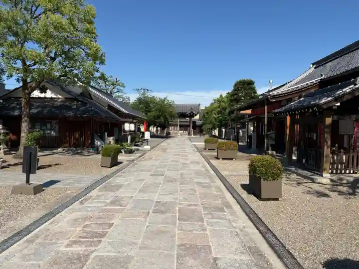 壬生寺の{uncategorized: "未分類", other: "その他", undefined: "問題あり", building: "その他建物", grave: "お墓", sacred_gate: "鳥居", guardian: "狛犬", statue: "像", buddha: "仏像", history: "歴史", nature: "自然", garden: "庭園", animal: "動物", pagoda: "塔", temizu: "手水舎", mountain_gate: "山門・神門", sanctuary: "本殿・本堂", subordinate: "末社・摂社", art: "芸術", scenery: "景色", jizo: "地蔵", ema: "絵馬", goshuin: "御朱印", omikuji: "おみくじ", items: "授与品その他", amulet: "お守り", goshuincho: "御朱印帳", eats: "食事", festival: "お祭り", votive_dance: "神楽", shichigosan: "七五三参", wedding: "結婚式", experience: "体験その他", initially: "初詣", around: "周辺", anti_infection: "感染症対策"}