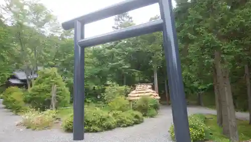 義經神社の鳥居