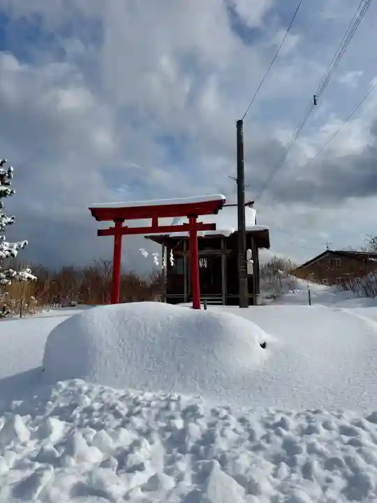 出来澗稲荷神社の{uncategorized: "未分類", other: "その他", undefined: "問題あり", building: "その他建物", grave: "お墓", sacred_gate: "鳥居", guardian: "狛犬", statue: "像", buddha: "仏像", history: "歴史", nature: "自然", garden: "庭園", animal: "動物", pagoda: "塔", temizu: "手水舎", mountain_gate: "山門・神門", sanctuary: "本殿・本堂", subordinate: "末社・摂社", art: "芸術", scenery: "景色", jizo: "地蔵", ema: "絵馬", goshuin: "御朱印", omikuji: "おみくじ", items: "授与品その他", amulet: "お守り", goshuincho: "御朱印帳", eats: "食事", festival: "お祭り", votive_dance: "神楽", shichigosan: "七五三参", wedding: "結婚式", experience: "体験その他", initially: "初詣", around: "周辺", anti_infection: "感染症対策"}