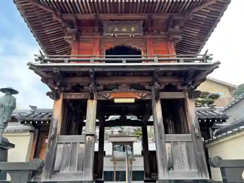 深崇寺の山門