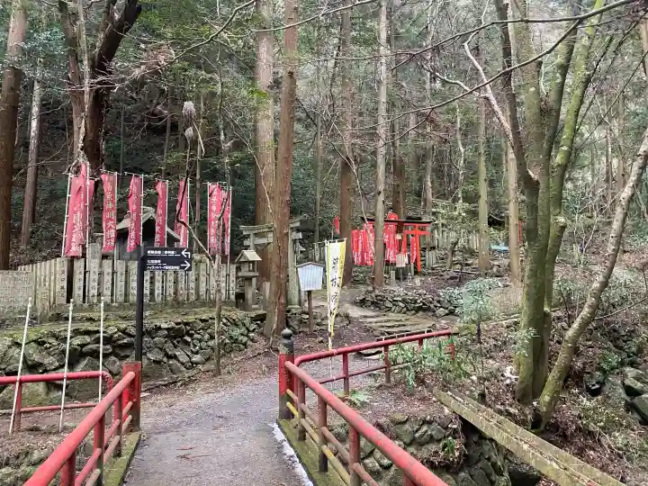 大本山七宝瀧寺の{uncategorized: "未分類", other: "その他", undefined: "問題あり", building: "その他建物", grave: "お墓", sacred_gate: "鳥居", guardian: "狛犬", statue: "像", buddha: "仏像", history: "歴史", nature: "自然", garden: "庭園", animal: "動物", pagoda: "塔", temizu: "手水舎", mountain_gate: "山門・神門", sanctuary: "本殿・本堂", subordinate: "末社・摂社", art: "芸術", scenery: "景色", jizo: "地蔵", ema: "絵馬", goshuin: "御朱印", omikuji: "おみくじ", items: "授与品その他", amulet: "お守り", goshuincho: "御朱印帳", eats: "食事", festival: "お祭り", votive_dance: "神楽", shichigosan: "七五三参", wedding: "結婚式", experience: "体験その他", initially: "初詣", around: "周辺", anti_infection: "感染症対策"}