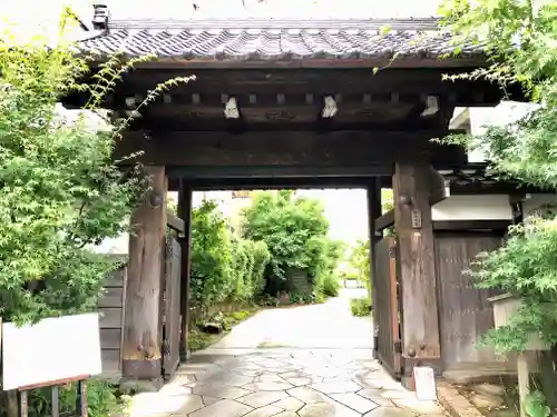 宝勝寺の山門