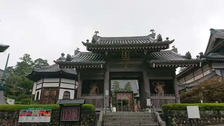 秋葉總本殿可睡斎の山門・神門