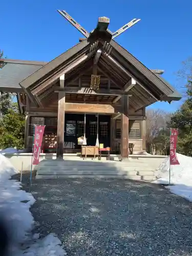 南幌神社の{uncategorized: "未分類", other: "その他", undefined: "問題あり", building: "その他建物", grave: "お墓", sacred_gate: "鳥居", guardian: "狛犬", statue: "像", buddha: "仏像", history: "歴史", nature: "自然", garden: "庭園", animal: "動物", pagoda: "塔", temizu: "手水舎", mountain_gate: "山門・神門", sanctuary: "本殿・本堂", subordinate: "末社・摂社", art: "芸術", scenery: "景色", jizo: "地蔵", ema: "絵馬", goshuin: "御朱印", omikuji: "おみくじ", items: "授与品その他", amulet: "お守り", goshuincho: "御朱印帳", eats: "食事", festival: "お祭り", votive_dance: "神楽", shichigosan: "七五三参", wedding: "結婚式", experience: "体験その他", initially: "初詣", around: "周辺", anti_infection: "感染症対策"}