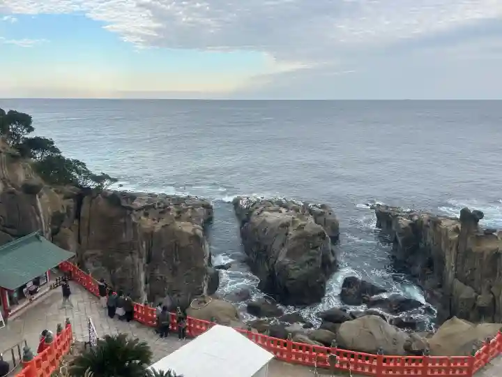 鵜戸神宮の{uncategorized: "未分類", other: "その他", undefined: "問題あり", building: "その他建物", grave: "お墓", sacred_gate: "鳥居", guardian: "狛犬", statue: "像", buddha: "仏像", history: "歴史", nature: "自然", garden: "庭園", animal: "動物", pagoda: "塔", temizu: "手水舎", mountain_gate: "山門・神門", sanctuary: "本殿・本堂", subordinate: "末社・摂社", art: "芸術", scenery: "景色", jizo: "地蔵", ema: "絵馬", goshuin: "御朱印", omikuji: "おみくじ", items: "授与品その他", amulet: "お守り", goshuincho: "御朱印帳", eats: "食事", festival: "お祭り", votive_dance: "神楽", shichigosan: "七五三参", wedding: "結婚式", experience: "体験その他", initially: "初詣", around: "周辺", anti_infection: "感染症対策"}