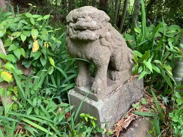 神社(名称不明)の狛犬
