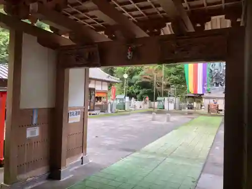 大本山七宝瀧寺の山門