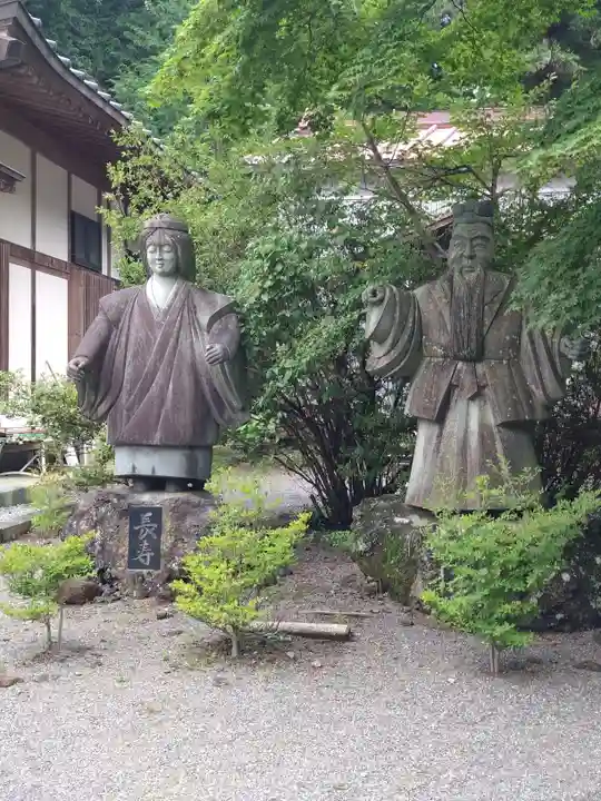 冨士御室浅間神社の像