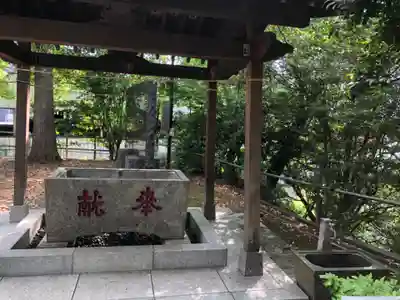 驚神社の手水舎