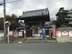 頭陀寺の山門