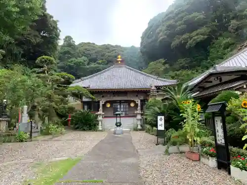 長秀寺{永代供養やすらぎ納骨堂・浪切不動尊}の本殿・本堂