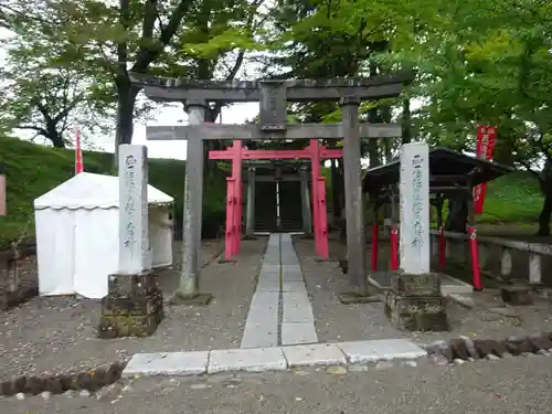 鶴ケ城稲荷神社の鳥居