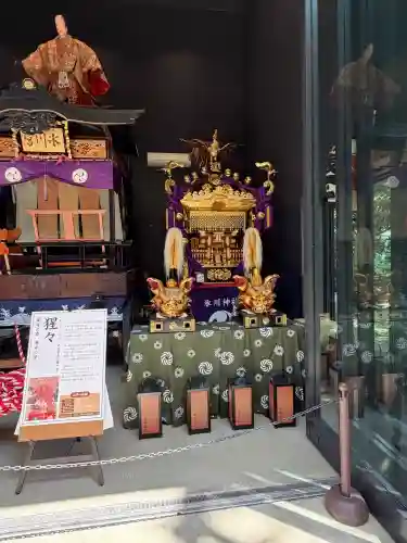 赤坂氷川神社の{uncategorized: "未分類", other: "その他", undefined: "問題あり", building: "その他建物", grave: "お墓", sacred_gate: "鳥居", guardian: "狛犬", statue: "像", buddha: "仏像", history: "歴史", nature: "自然", garden: "庭園", animal: "動物", pagoda: "塔", temizu: "手水舎", mountain_gate: "山門・神門", sanctuary: "本殿・本堂", subordinate: "末社・摂社", art: "芸術", scenery: "景色", jizo: "地蔵", ema: "絵馬", goshuin: "御朱印", omikuji: "おみくじ", items: "授与品その他", amulet: "お守り", goshuincho: "御朱印帳", eats: "食事", festival: "お祭り", votive_dance: "神楽", shichigosan: "七五三参", wedding: "結婚式", experience: "体験その他", initially: "初詣", around: "周辺", anti_infection: "感染症対策"}