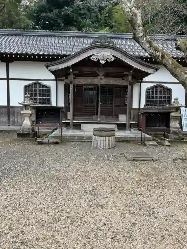 宗隣寺の{uncategorized: "未分類", other: "その他", undefined: "問題あり", building: "その他建物", grave: "お墓", sacred_gate: "鳥居", guardian: "狛犬", statue: "像", buddha: "仏像", history: "歴史", nature: "自然", garden: "庭園", animal: "動物", pagoda: "塔", temizu: "手水舎", mountain_gate: "山門・神門", sanctuary: "本殿・本堂", subordinate: "末社・摂社", art: "芸術", scenery: "景色", jizo: "地蔵", ema: "絵馬", goshuin: "御朱印", omikuji: "おみくじ", items: "授与品その他", amulet: "お守り", goshuincho: "御朱印帳", eats: "食事", festival: "お祭り", votive_dance: "神楽", shichigosan: "七五三参", wedding: "結婚式", experience: "体験その他", initially: "初詣", around: "周辺", anti_infection: "感染症対策"}