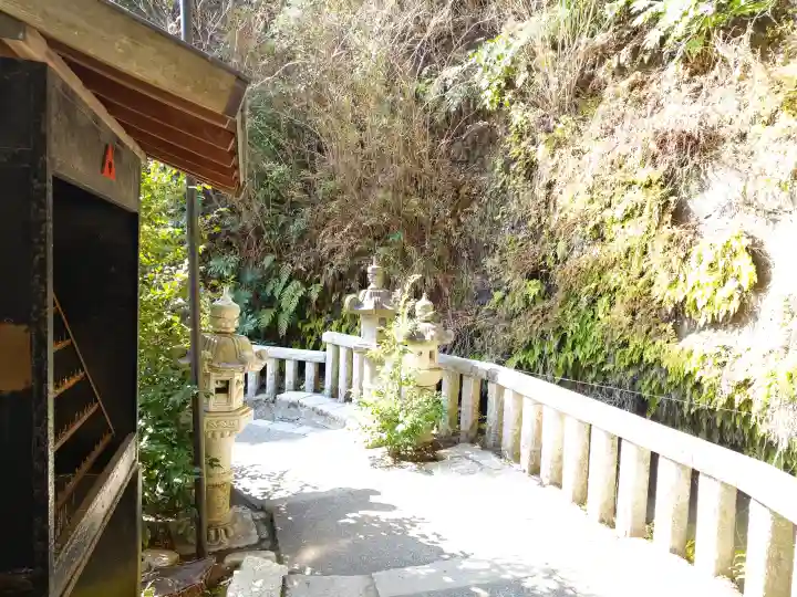 銭洗弁財天宇賀福神社の{uncategorized: "未分類", other: "その他", undefined: "問題あり", building: "その他建物", grave: "お墓", sacred_gate: "鳥居", guardian: "狛犬", statue: "像", buddha: "仏像", history: "歴史", nature: "自然", garden: "庭園", animal: "動物", pagoda: "塔", temizu: "手水舎", mountain_gate: "山門・神門", sanctuary: "本殿・本堂", subordinate: "末社・摂社", art: "芸術", scenery: "景色", jizo: "地蔵", ema: "絵馬", goshuin: "御朱印", omikuji: "おみくじ", items: "授与品その他", amulet: "お守り", goshuincho: "御朱印帳", eats: "食事", festival: "お祭り", votive_dance: "神楽", shichigosan: "七五三参", wedding: "結婚式", experience: "体験その他", initially: "初詣", around: "周辺", anti_infection: "感染症対策"}