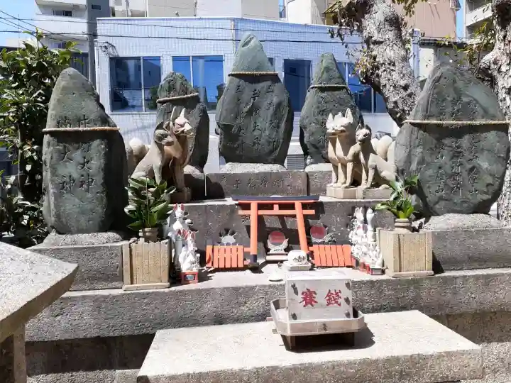 赤手拭稲荷神社の{uncategorized: "未分類", other: "その他", undefined: "問題あり", building: "その他建物", grave: "お墓", sacred_gate: "鳥居", guardian: "狛犬", statue: "像", buddha: "仏像", history: "歴史", nature: "自然", garden: "庭園", animal: "動物", pagoda: "塔", temizu: "手水舎", mountain_gate: "山門・神門", sanctuary: "本殿・本堂", subordinate: "末社・摂社", art: "芸術", scenery: "景色", jizo: "地蔵", ema: "絵馬", goshuin: "御朱印", omikuji: "おみくじ", items: "授与品その他", amulet: "お守り", goshuincho: "御朱印帳", eats: "食事", festival: "お祭り", votive_dance: "神楽", shichigosan: "七五三参", wedding: "結婚式", experience: "体験その他", initially: "初詣", around: "周辺", anti_infection: "感染症対策"}