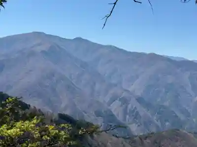 三峯神社奥宮の{uncategorized: "未分類", other: "その他", undefined: "問題あり", building: "その他建物", grave: "お墓", sacred_gate: "鳥居", guardian: "狛犬", statue: "像", buddha: "仏像", history: "歴史", nature: "自然", garden: "庭園", animal: "動物", pagoda: "塔", temizu: "手水舎", mountain_gate: "山門・神門", sanctuary: "本殿・本堂", subordinate: "末社・摂社", art: "芸術", scenery: "景色", jizo: "地蔵", ema: "絵馬", goshuin: "御朱印", omikuji: "おみくじ", items: "授与品その他", amulet: "お守り", goshuincho: "御朱印帳", eats: "食事", festival: "お祭り", votive_dance: "神楽", shichigosan: "七五三参", wedding: "結婚式", experience: "体験その他", initially: "初詣", around: "周辺", anti_infection: "感染症対策"}