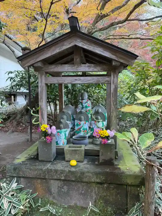 明月院の{uncategorized: "未分類", other: "その他", undefined: "問題あり", building: "その他建物", grave: "お墓", sacred_gate: "鳥居", guardian: "狛犬", statue: "像", buddha: "仏像", history: "歴史", nature: "自然", garden: "庭園", animal: "動物", pagoda: "塔", temizu: "手水舎", mountain_gate: "山門・神門", sanctuary: "本殿・本堂", subordinate: "末社・摂社", art: "芸術", scenery: "景色", jizo: "地蔵", ema: "絵馬", goshuin: "御朱印", omikuji: "おみくじ", items: "授与品その他", amulet: "お守り", goshuincho: "御朱印帳", eats: "食事", festival: "お祭り", votive_dance: "神楽", shichigosan: "七五三参", wedding: "結婚式", experience: "体験その他", initially: "初詣", around: "周辺", anti_infection: "感染症対策"}