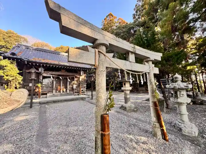 掛川神社の{uncategorized: "未分類", other: "その他", undefined: "問題あり", building: "その他建物", grave: "お墓", sacred_gate: "鳥居", guardian: "狛犬", statue: "像", buddha: "仏像", history: "歴史", nature: "自然", garden: "庭園", animal: "動物", pagoda: "塔", temizu: "手水舎", mountain_gate: "山門・神門", sanctuary: "本殿・本堂", subordinate: "末社・摂社", art: "芸術", scenery: "景色", jizo: "地蔵", ema: "絵馬", goshuin: "御朱印", omikuji: "おみくじ", items: "授与品その他", amulet: "お守り", goshuincho: "御朱印帳", eats: "食事", festival: "お祭り", votive_dance: "神楽", shichigosan: "七五三参", wedding: "結婚式", experience: "体験その他", initially: "初詣", around: "周辺", anti_infection: "感染症対策"}