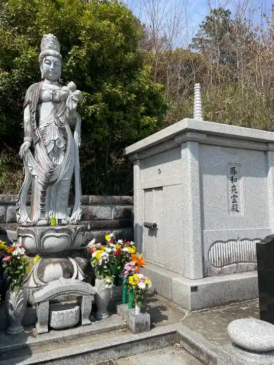 鳳台院の{uncategorized: "未分類", other: "その他", undefined: "問題あり", building: "その他建物", grave: "お墓", sacred_gate: "鳥居", guardian: "狛犬", statue: "像", buddha: "仏像", history: "歴史", nature: "自然", garden: "庭園", animal: "動物", pagoda: "塔", temizu: "手水舎", mountain_gate: "山門・神門", sanctuary: "本殿・本堂", subordinate: "末社・摂社", art: "芸術", scenery: "景色", jizo: "地蔵", ema: "絵馬", goshuin: "御朱印", omikuji: "おみくじ", items: "授与品その他", amulet: "お守り", goshuincho: "御朱印帳", eats: "食事", festival: "お祭り", votive_dance: "神楽", shichigosan: "七五三参", wedding: "結婚式", experience: "体験その他", initially: "初詣", around: "周辺", anti_infection: "感染症対策"}