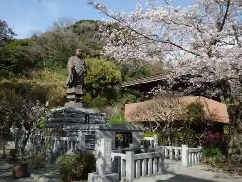 妙本寺の像