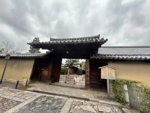 大徳寺の{uncategorized: "未分類", other: "その他", undefined: "問題あり", building: "その他建物", grave: "お墓", sacred_gate: "鳥居", guardian: "狛犬", statue: "像", buddha: "仏像", history: "歴史", nature: "自然", garden: "庭園", animal: "動物", pagoda: "塔", temizu: "手水舎", mountain_gate: "山門・神門", sanctuary: "本殿・本堂", subordinate: "末社・摂社", art: "芸術", scenery: "景色", jizo: "地蔵", ema: "絵馬", goshuin: "御朱印", omikuji: "おみくじ", items: "授与品その他", amulet: "お守り", goshuincho: "御朱印帳", eats: "食事", festival: "お祭り", votive_dance: "神楽", shichigosan: "七五三参", wedding: "結婚式", experience: "体験その他", initially: "初詣", around: "周辺", anti_infection: "感染症対策"}
