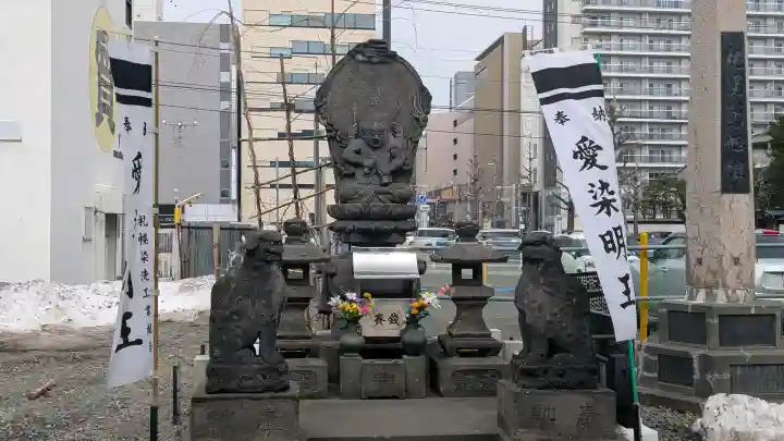 成田山札幌別院新栄寺の{uncategorized: "未分類", other: "その他", undefined: "問題あり", building: "その他建物", grave: "お墓", sacred_gate: "鳥居", guardian: "狛犬", statue: "像", buddha: "仏像", history: "歴史", nature: "自然", garden: "庭園", animal: "動物", pagoda: "塔", temizu: "手水舎", mountain_gate: "山門・神門", sanctuary: "本殿・本堂", subordinate: "末社・摂社", art: "芸術", scenery: "景色", jizo: "地蔵", ema: "絵馬", goshuin: "御朱印", omikuji: "おみくじ", items: "授与品その他", amulet: "お守り", goshuincho: "御朱印帳", eats: "食事", festival: "お祭り", votive_dance: "神楽", shichigosan: "七五三参", wedding: "結婚式", experience: "体験その他", initially: "初詣", around: "周辺", anti_infection: "感染症対策"}