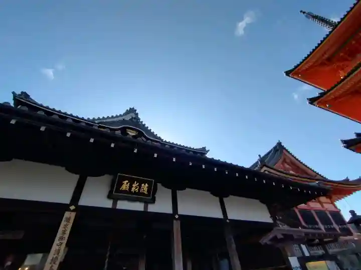 清水寺の{uncategorized: "未分類", other: "その他", undefined: "問題あり", building: "その他建物", grave: "お墓", sacred_gate: "鳥居", guardian: "狛犬", statue: "像", buddha: "仏像", history: "歴史", nature: "自然", garden: "庭園", animal: "動物", pagoda: "塔", temizu: "手水舎", mountain_gate: "山門・神門", sanctuary: "本殿・本堂", subordinate: "末社・摂社", art: "芸術", scenery: "景色", jizo: "地蔵", ema: "絵馬", goshuin: "御朱印", omikuji: "おみくじ", items: "授与品その他", amulet: "お守り", goshuincho: "御朱印帳", eats: "食事", festival: "お祭り", votive_dance: "神楽", shichigosan: "七五三参", wedding: "結婚式", experience: "体験その他", initially: "初詣", around: "周辺", anti_infection: "感染症対策"}