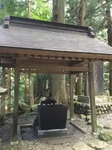 軍刀利神社の手水舎