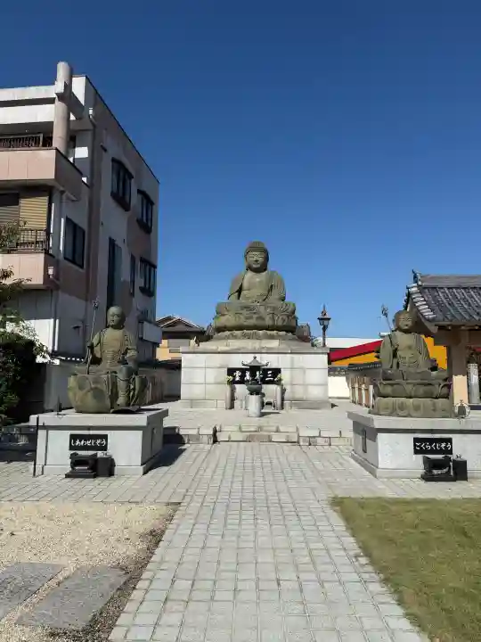 誠諦寺の{uncategorized: "未分類", other: "その他", undefined: "問題あり", building: "その他建物", grave: "お墓", sacred_gate: "鳥居", guardian: "狛犬", statue: "像", buddha: "仏像", history: "歴史", nature: "自然", garden: "庭園", animal: "動物", pagoda: "塔", temizu: "手水舎", mountain_gate: "山門・神門", sanctuary: "本殿・本堂", subordinate: "末社・摂社", art: "芸術", scenery: "景色", jizo: "地蔵", ema: "絵馬", goshuin: "御朱印", omikuji: "おみくじ", items: "授与品その他", amulet: "お守り", goshuincho: "御朱印帳", eats: "食事", festival: "お祭り", votive_dance: "神楽", shichigosan: "七五三参", wedding: "結婚式", experience: "体験その他", initially: "初詣", around: "周辺", anti_infection: "感染症対策"}