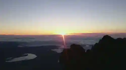 富士山頂上浅間大社奥宮の景色