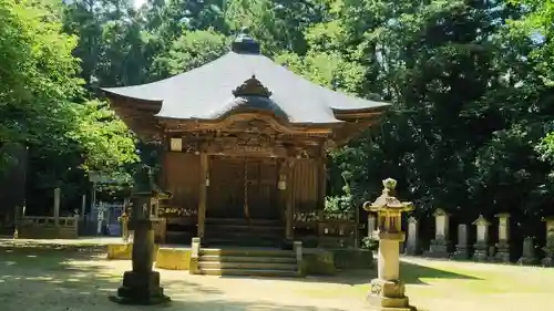 医王寺の本殿