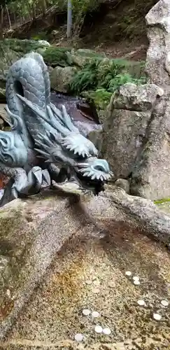 金華山黄金山神社の手水舎