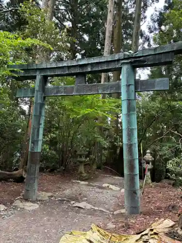 砥鹿神社（奥宮）の{uncategorized: "未分類", other: "その他", undefined: "問題あり", building: "その他建物", grave: "お墓", sacred_gate: "鳥居", guardian: "狛犬", statue: "像", buddha: "仏像", history: "歴史", nature: "自然", garden: "庭園", animal: "動物", pagoda: "塔", temizu: "手水舎", mountain_gate: "山門・神門", sanctuary: "本殿・本堂", subordinate: "末社・摂社", art: "芸術", scenery: "景色", jizo: "地蔵", ema: "絵馬", goshuin: "御朱印", omikuji: "おみくじ", items: "授与品その他", amulet: "お守り", goshuincho: "御朱印帳", eats: "食事", festival: "お祭り", votive_dance: "神楽", shichigosan: "七五三参", wedding: "結婚式", experience: "体験その他", initially: "初詣", around: "周辺", anti_infection: "感染症対策"}