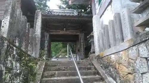 椿堂　遍照院の山門