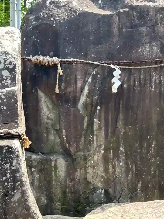 三ツ石神社の{uncategorized: "未分類", other: "その他", undefined: "問題あり", building: "その他建物", grave: "お墓", sacred_gate: "鳥居", guardian: "狛犬", statue: "像", buddha: "仏像", history: "歴史", nature: "自然", garden: "庭園", animal: "動物", pagoda: "塔", temizu: "手水舎", mountain_gate: "山門・神門", sanctuary: "本殿・本堂", subordinate: "末社・摂社", art: "芸術", scenery: "景色", jizo: "地蔵", ema: "絵馬", goshuin: "御朱印", omikuji: "おみくじ", items: "授与品その他", amulet: "お守り", goshuincho: "御朱印帳", eats: "食事", festival: "お祭り", votive_dance: "神楽", shichigosan: "七五三参", wedding: "結婚式", experience: "体験その他", initially: "初詣", around: "周辺", anti_infection: "感染症対策"}