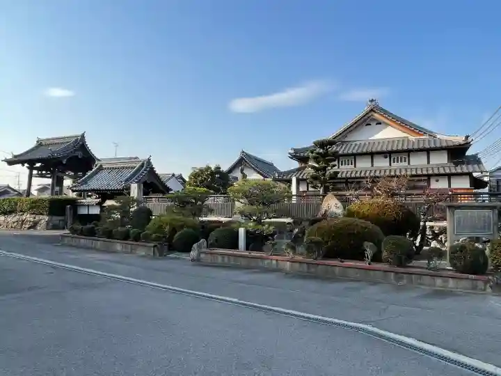 圓願寺の{uncategorized: "未分類", other: "その他", undefined: "問題あり", building: "その他建物", grave: "お墓", sacred_gate: "鳥居", guardian: "狛犬", statue: "像", buddha: "仏像", history: "歴史", nature: "自然", garden: "庭園", animal: "動物", pagoda: "塔", temizu: "手水舎", mountain_gate: "山門・神門", sanctuary: "本殿・本堂", subordinate: "末社・摂社", art: "芸術", scenery: "景色", jizo: "地蔵", ema: "絵馬", goshuin: "御朱印", omikuji: "おみくじ", items: "授与品その他", amulet: "お守り", goshuincho: "御朱印帳", eats: "食事", festival: "お祭り", votive_dance: "神楽", shichigosan: "七五三参", wedding: "結婚式", experience: "体験その他", initially: "初詣", around: "周辺", anti_infection: "感染症対策"}