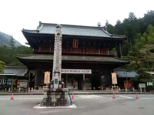 久遠寺の山門