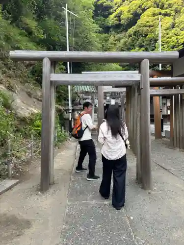 銭洗弁財天宇賀福神社の{uncategorized: "未分類", other: "その他", undefined: "問題あり", building: "その他建物", grave: "お墓", sacred_gate: "鳥居", guardian: "狛犬", statue: "像", buddha: "仏像", history: "歴史", nature: "自然", garden: "庭園", animal: "動物", pagoda: "塔", temizu: "手水舎", mountain_gate: "山門・神門", sanctuary: "本殿・本堂", subordinate: "末社・摂社", art: "芸術", scenery: "景色", jizo: "地蔵", ema: "絵馬", goshuin: "御朱印", omikuji: "おみくじ", items: "授与品その他", amulet: "お守り", goshuincho: "御朱印帳", eats: "食事", festival: "お祭り", votive_dance: "神楽", shichigosan: "七五三参", wedding: "結婚式", experience: "体験その他", initially: "初詣", around: "周辺", anti_infection: "感染症対策"}