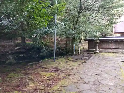 若狭彦神社（上社）の{uncategorized: "未分類", other: "その他", undefined: "問題あり", building: "その他建物", grave: "お墓", sacred_gate: "鳥居", guardian: "狛犬", statue: "像", buddha: "仏像", history: "歴史", nature: "自然", garden: "庭園", animal: "動物", pagoda: "塔", temizu: "手水舎", mountain_gate: "山門・神門", sanctuary: "本殿・本堂", subordinate: "末社・摂社", art: "芸術", scenery: "景色", jizo: "地蔵", ema: "絵馬", goshuin: "御朱印", omikuji: "おみくじ", items: "授与品その他", amulet: "お守り", goshuincho: "御朱印帳", eats: "食事", festival: "お祭り", votive_dance: "神楽", shichigosan: "七五三参", wedding: "結婚式", experience: "体験その他", initially: "初詣", around: "周辺", anti_infection: "感染症対策"}