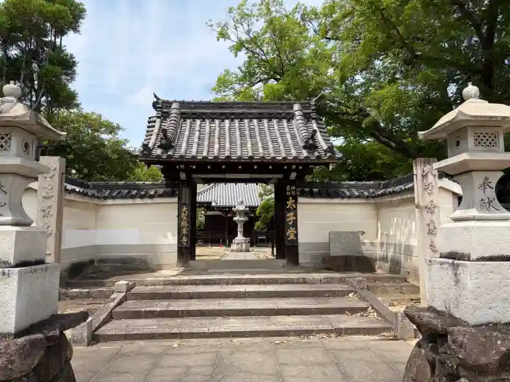大聖勝軍寺の{uncategorized: "未分類", other: "その他", undefined: "問題あり", building: "その他建物", grave: "お墓", sacred_gate: "鳥居", guardian: "狛犬", statue: "像", buddha: "仏像", history: "歴史", nature: "自然", garden: "庭園", animal: "動物", pagoda: "塔", temizu: "手水舎", mountain_gate: "山門・神門", sanctuary: "本殿・本堂", subordinate: "末社・摂社", art: "芸術", scenery: "景色", jizo: "地蔵", ema: "絵馬", goshuin: "御朱印", omikuji: "おみくじ", items: "授与品その他", amulet: "お守り", goshuincho: "御朱印帳", eats: "食事", festival: "お祭り", votive_dance: "神楽", shichigosan: "七五三参", wedding: "結婚式", experience: "体験その他", initially: "初詣", around: "周辺", anti_infection: "感染症対策"}