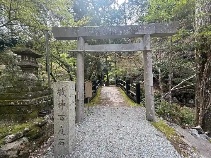 川上山若宮八幡宮の{uncategorized: "未分類", other: "その他", undefined: "問題あり", building: "その他建物", grave: "お墓", sacred_gate: "鳥居", guardian: "狛犬", statue: "像", buddha: "仏像", history: "歴史", nature: "自然", garden: "庭園", animal: "動物", pagoda: "塔", temizu: "手水舎", mountain_gate: "山門・神門", sanctuary: "本殿・本堂", subordinate: "末社・摂社", art: "芸術", scenery: "景色", jizo: "地蔵", ema: "絵馬", goshuin: "御朱印", omikuji: "おみくじ", items: "授与品その他", amulet: "お守り", goshuincho: "御朱印帳", eats: "食事", festival: "お祭り", votive_dance: "神楽", shichigosan: "七五三参", wedding: "結婚式", experience: "体験その他", initially: "初詣", around: "周辺", anti_infection: "感染症対策"}