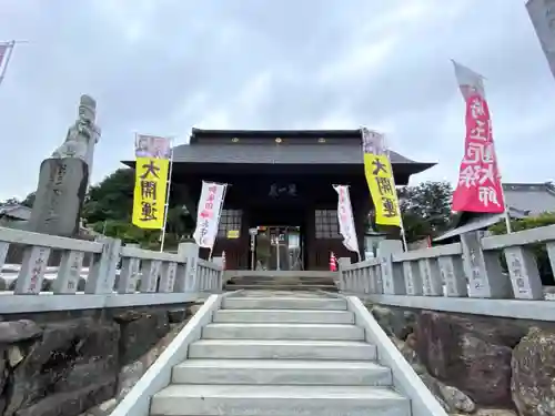 埼玉厄除け開運大師・龍泉寺（切り絵御朱印発祥の寺）の山門