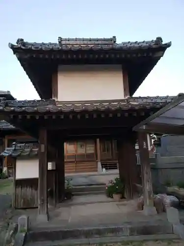 遍照寺の山門