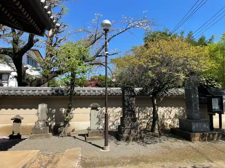 本立寺の{uncategorized: "未分類", other: "その他", undefined: "問題あり", building: "その他建物", grave: "お墓", sacred_gate: "鳥居", guardian: "狛犬", statue: "像", buddha: "仏像", history: "歴史", nature: "自然", garden: "庭園", animal: "動物", pagoda: "塔", temizu: "手水舎", mountain_gate: "山門・神門", sanctuary: "本殿・本堂", subordinate: "末社・摂社", art: "芸術", scenery: "景色", jizo: "地蔵", ema: "絵馬", goshuin: "御朱印", omikuji: "おみくじ", items: "授与品その他", amulet: "お守り", goshuincho: "御朱印帳", eats: "食事", festival: "お祭り", votive_dance: "神楽", shichigosan: "七五三参", wedding: "結婚式", experience: "体験その他", initially: "初詣", around: "周辺", anti_infection: "感染症対策"}