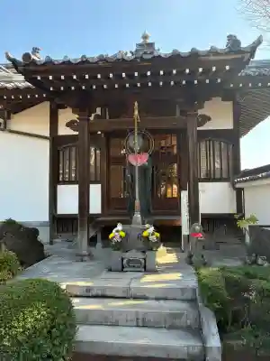 本覺寺の{uncategorized: "未分類", other: "その他", undefined: "問題あり", building: "その他建物", grave: "お墓", sacred_gate: "鳥居", guardian: "狛犬", statue: "像", buddha: "仏像", history: "歴史", nature: "自然", garden: "庭園", animal: "動物", pagoda: "塔", temizu: "手水舎", mountain_gate: "山門・神門", sanctuary: "本殿・本堂", subordinate: "末社・摂社", art: "芸術", scenery: "景色", jizo: "地蔵", ema: "絵馬", goshuin: "御朱印", omikuji: "おみくじ", items: "授与品その他", amulet: "お守り", goshuincho: "御朱印帳", eats: "食事", festival: "お祭り", votive_dance: "神楽", shichigosan: "七五三参", wedding: "結婚式", experience: "体験その他", initially: "初詣", around: "周辺", anti_infection: "感染症対策"}